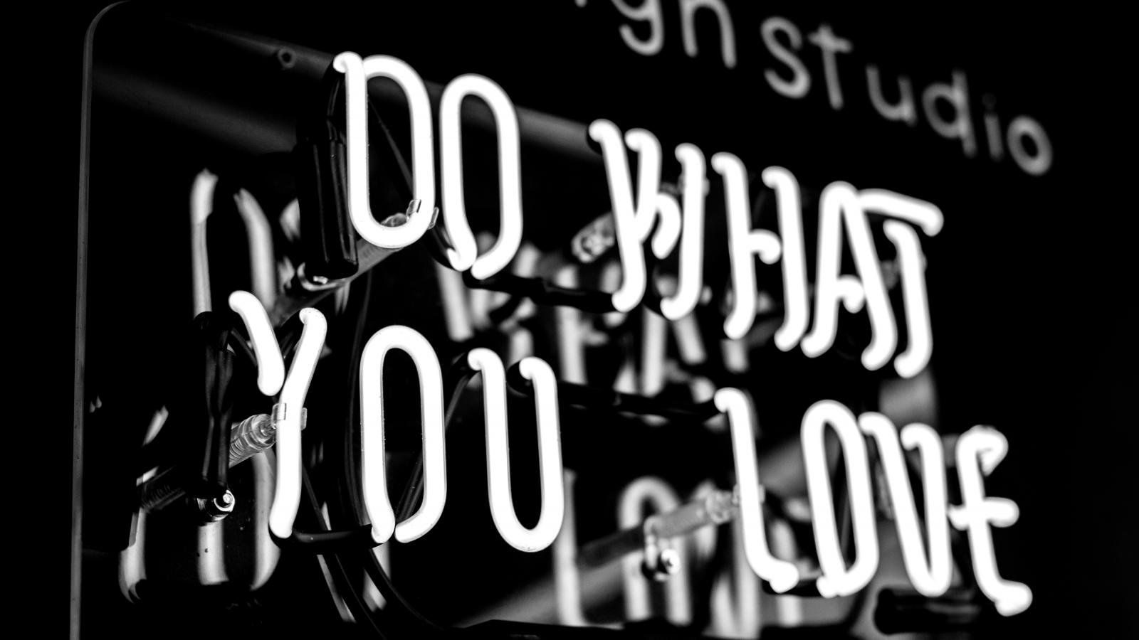 Leuchtreklame "Do what you love"