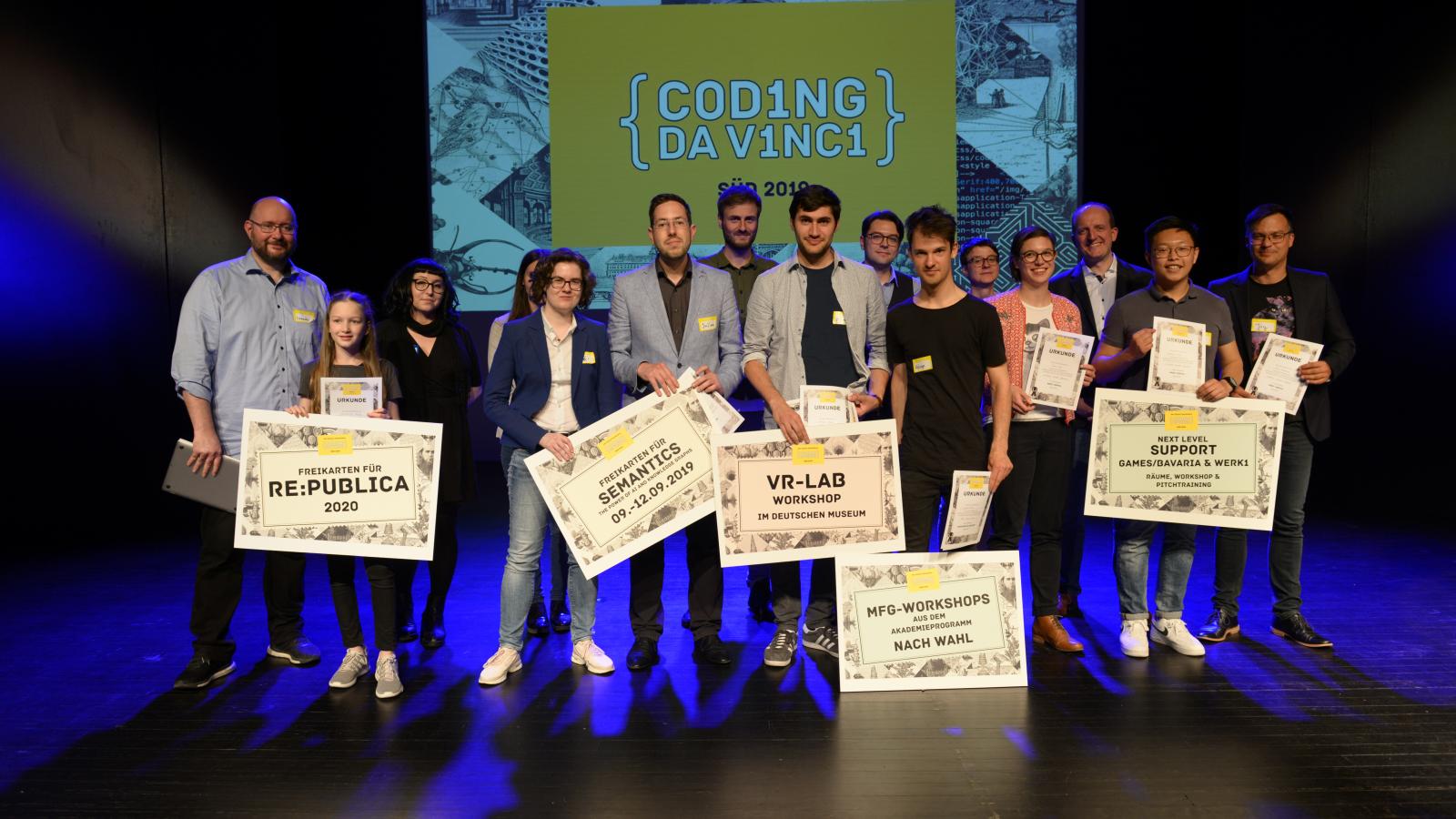 DIe Sieger von CdV Süd stehen gemeinsam mit der Jury auf der Bühne des KunstKulturQuartiers Nürnberg