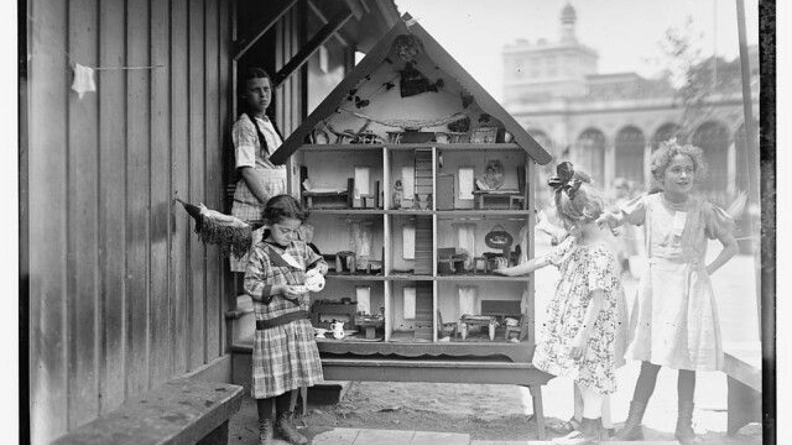 Schwarzweiß-Foto von Kindern auf einem New Yorker Spielplatz