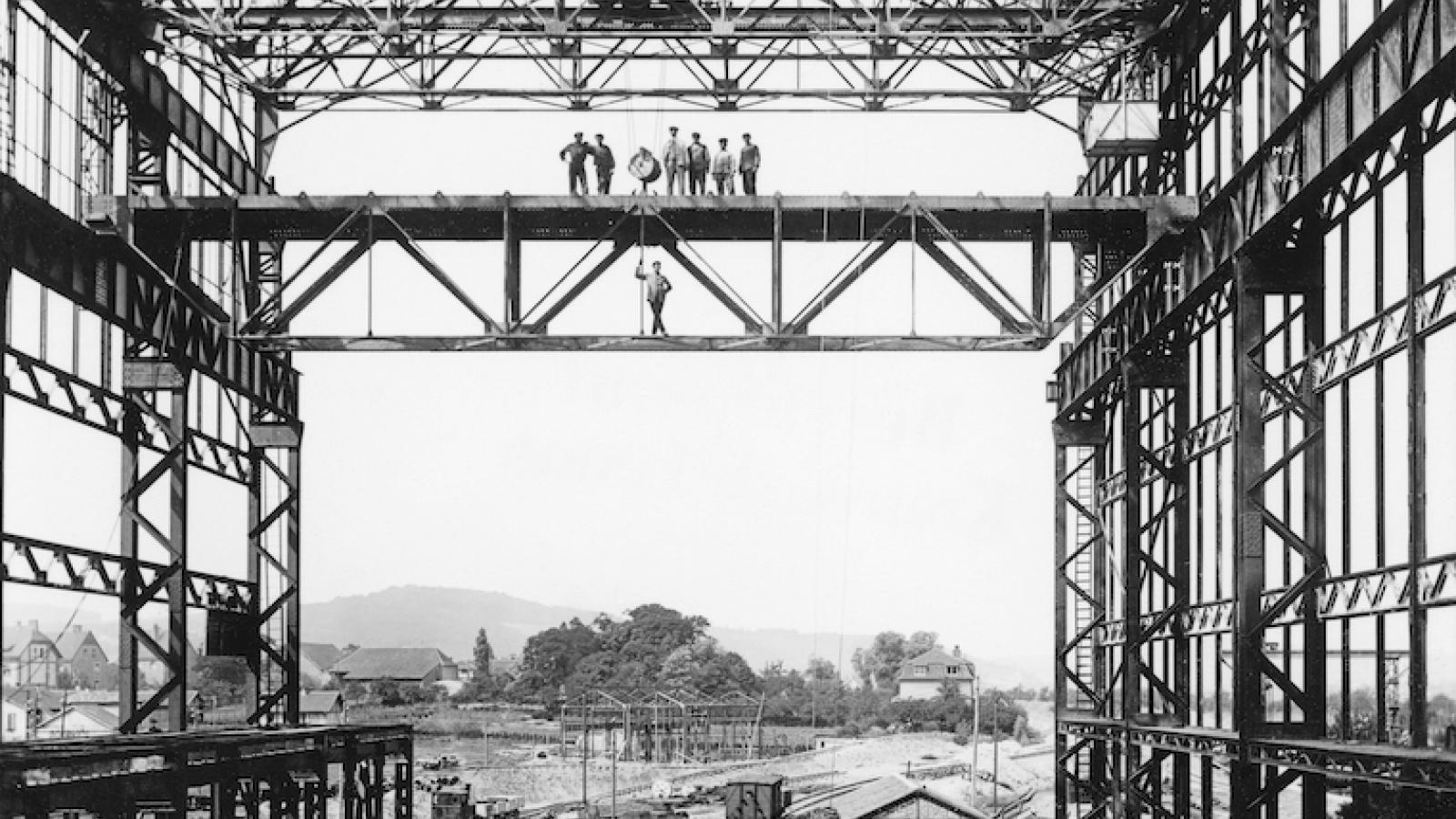 Foto in Schwarz-Weiß von Baugerüsten beim Bau des Kraftwerks Fenne