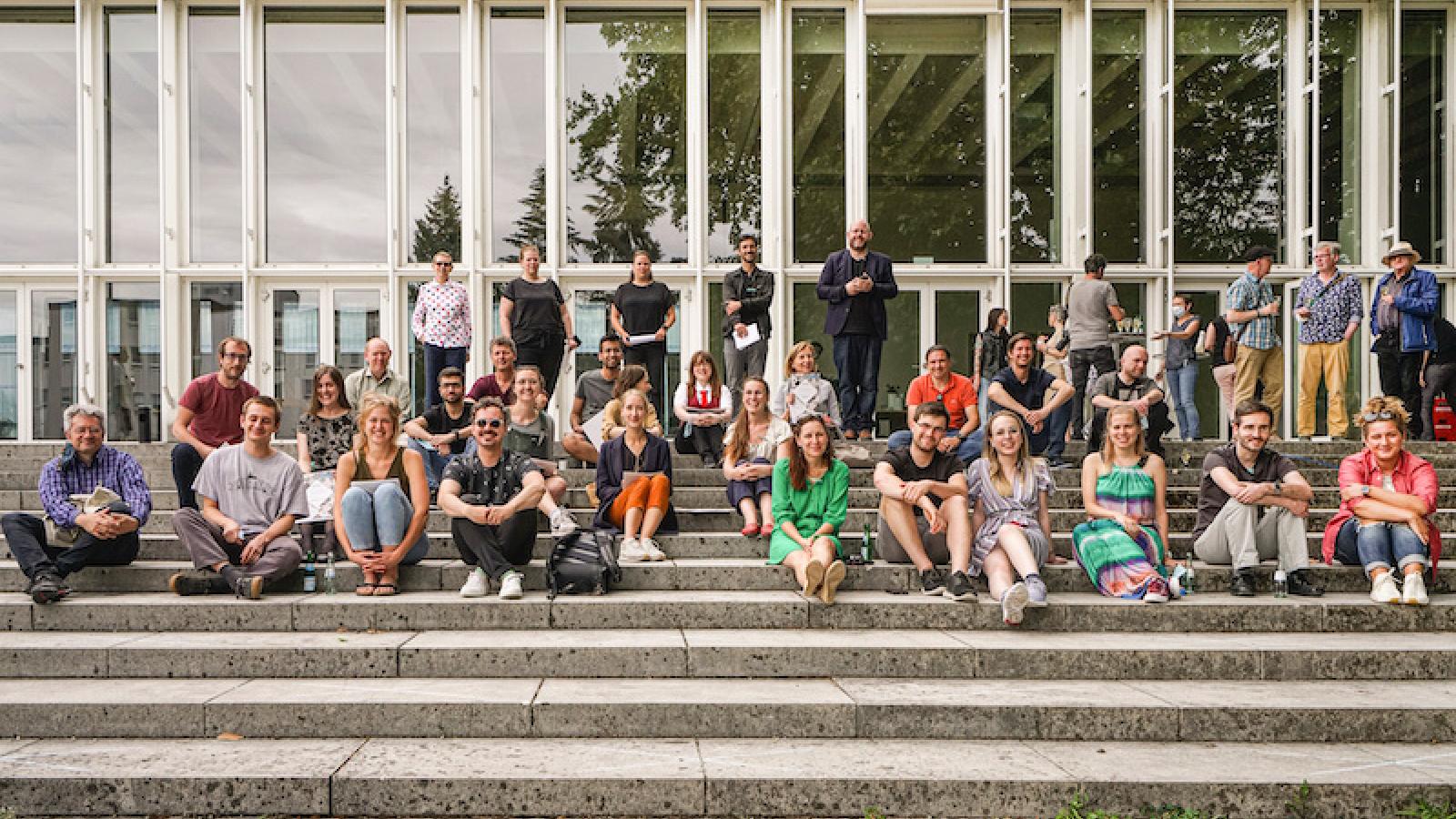 Gruppenbild der Teilnehmenden und der Jury bei der Preisverleihung von Coding da Vinci Saar-Lor-Lux 2020 vor dem Pingusson-Bau, der ehemaligen Französischen Botschaft in Saarbrücken