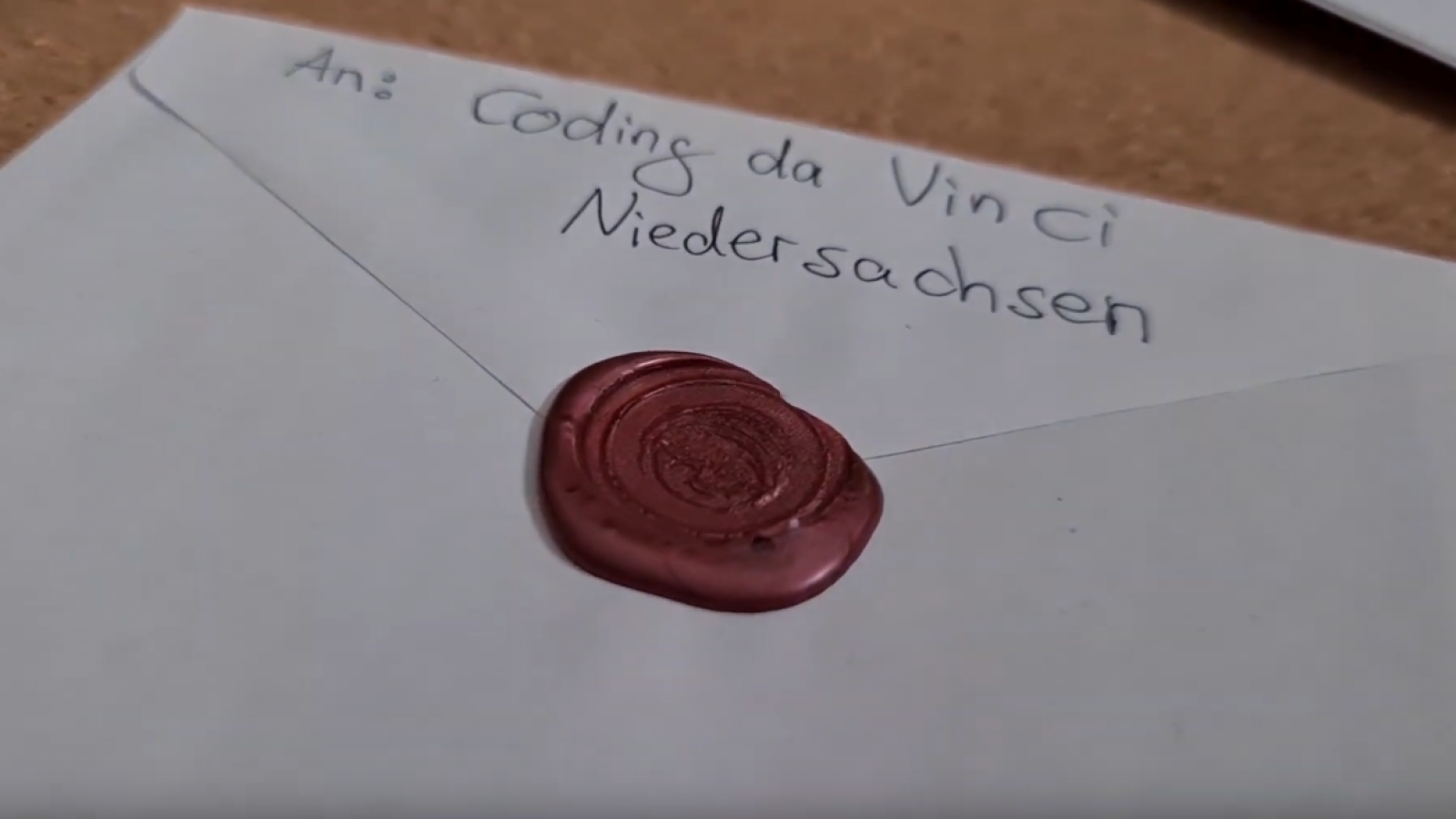 Versiegelter Briefumschlag mit Handschrift "Coding da Vinci Niedersachsen"