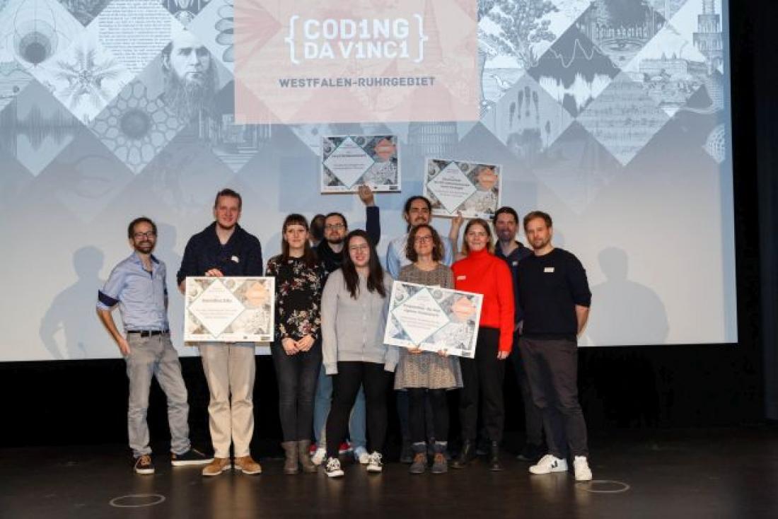 Die Sieger*innen von Coding da Vinci Westfalen-Ruhrgebiet auf der Bühne mit ihren Preisen