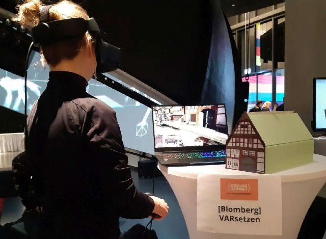 Eine Besucherin der Preisverleihung von Coding da Vinci Westfalen-Ruhrgebiet probiert eine VR-Anwendung aus
