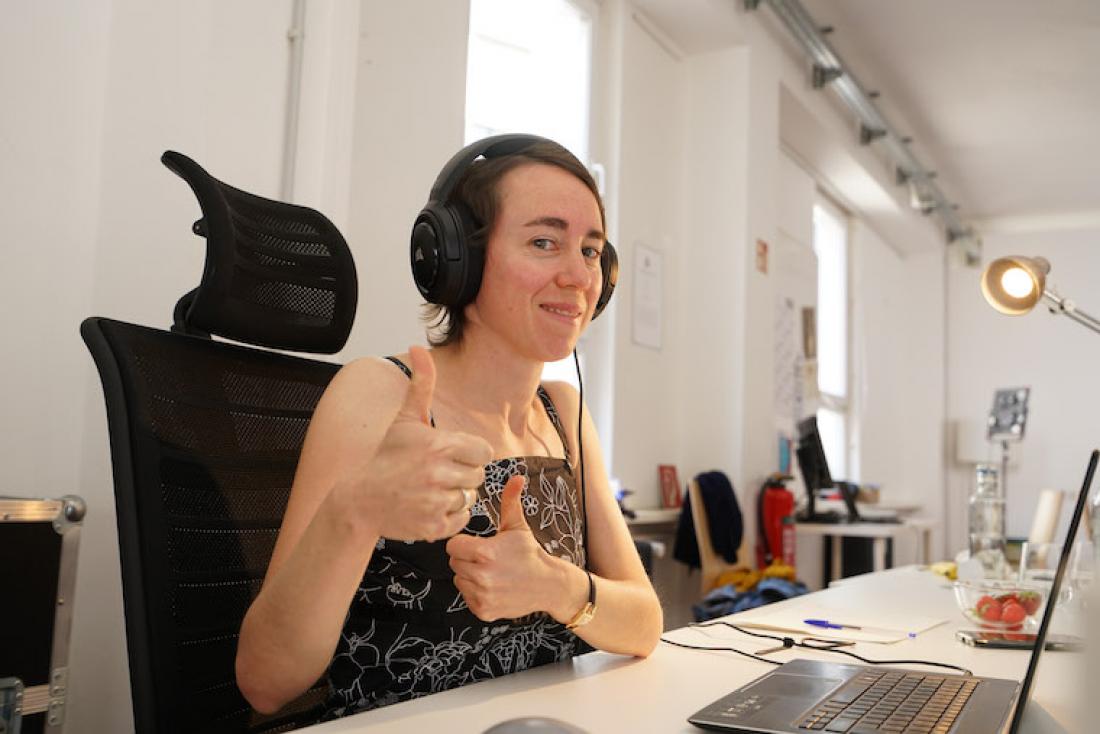 Aude Poilroux, Co-Organisatorin von Coding da Vinci Saar-Lor-Lux 2020, macht eine "Daumen hoch"-Geste