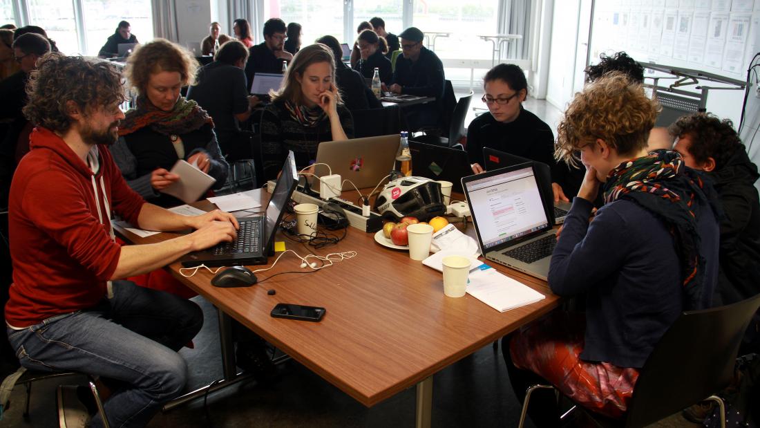 Teilnehmende des Kick-Offs von Coding da Vinci Berlin 2017 bei der Arbeit an ihrem Projekt