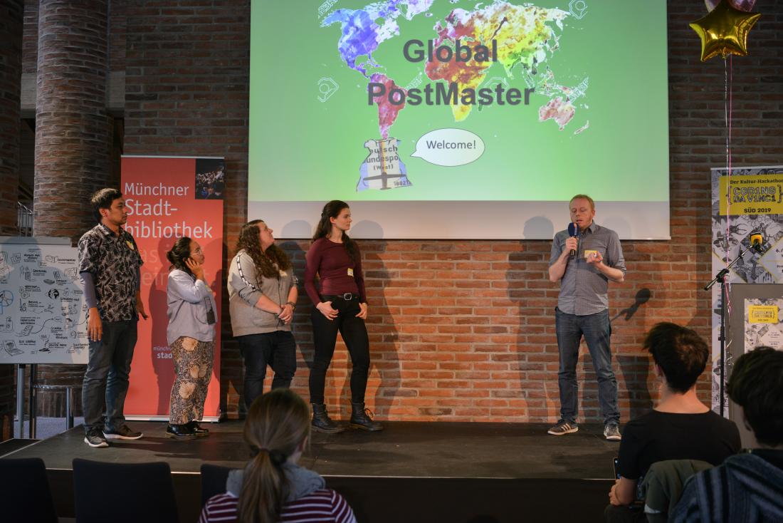 Projektpräsentation des Projekts "Global Postmaster" am zweiten Tag des Kick-Offs von Coding da Vinci Süd 2019