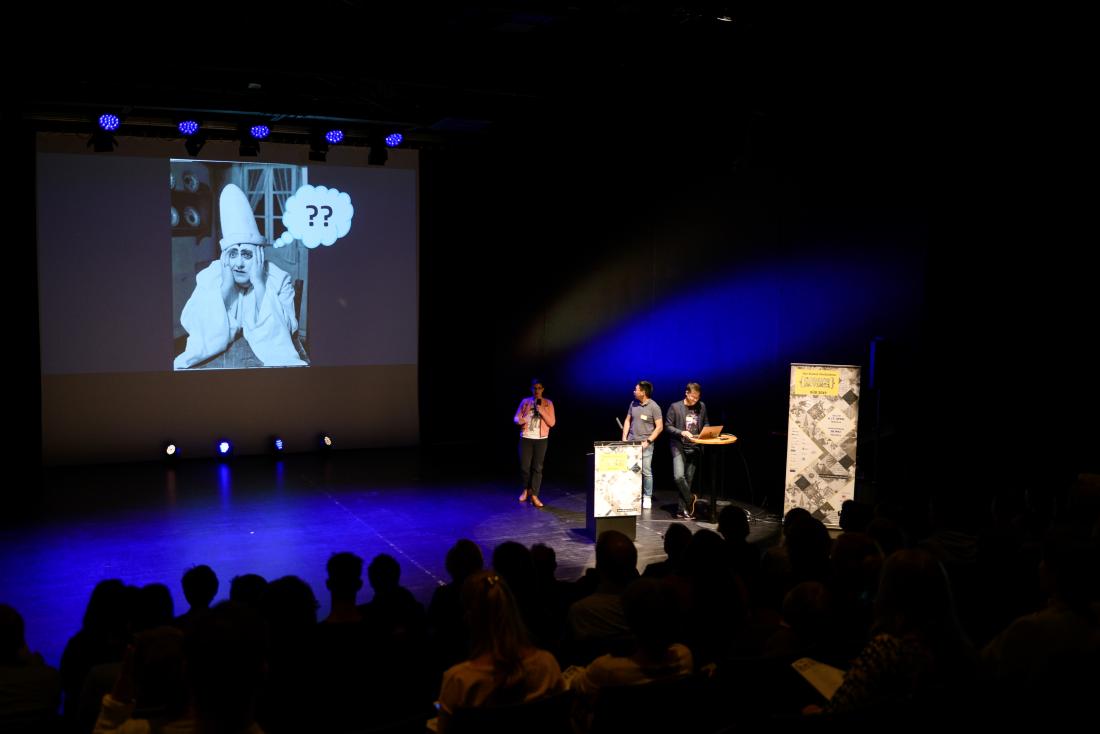 Projektpräsentation auf der Bühne der Nürnberger Tafelhalle bei der Preisverleihung von Coding da Vinci Süd 2019