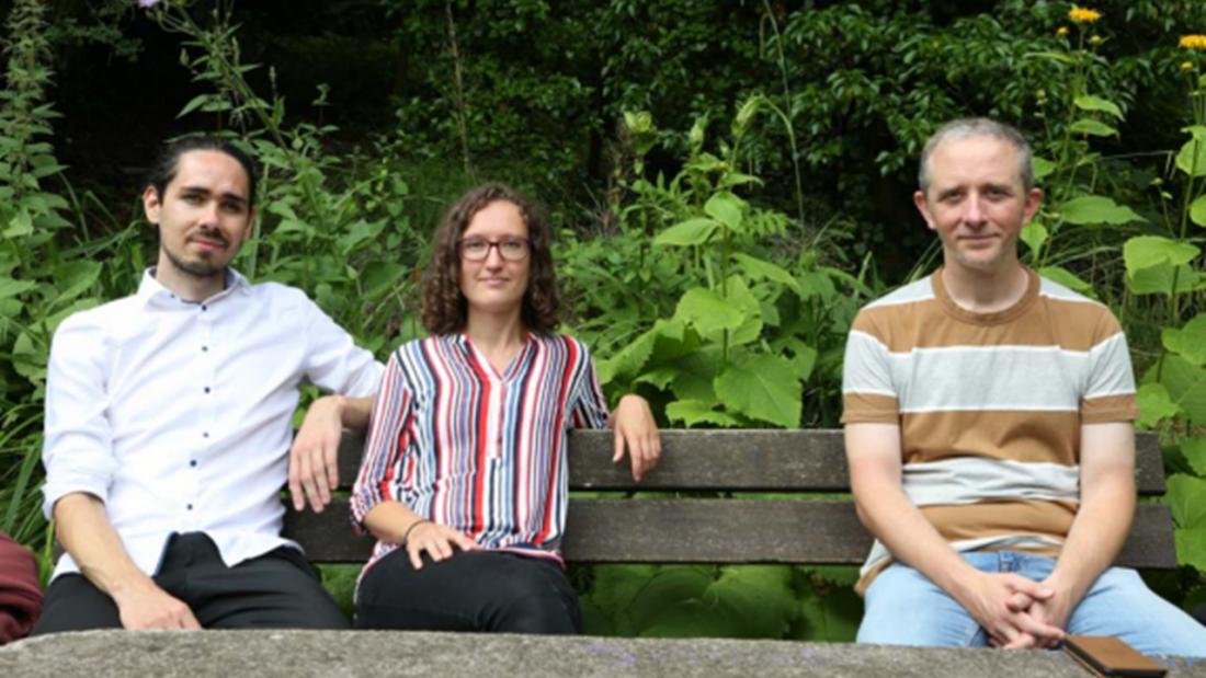 Drei Personen (Gerd Müller, Anne Mühlich, Karsten Heck) auf einer Parkbank