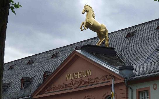 Ross-Statue vor dem Mainzer Landtag