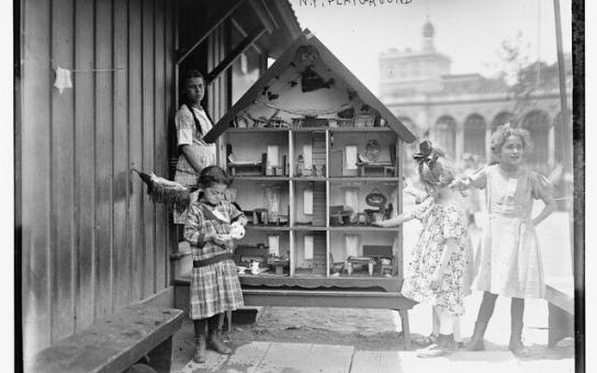 Schwarzweiß-Foto von Kindern auf einem New Yorker Spielplatz