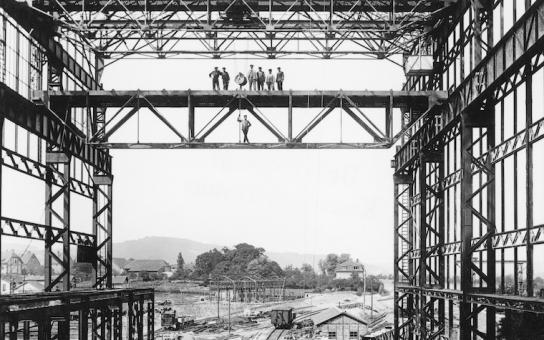 Foto in Schwarz-Weiß von Baugerüsten beim Bau des Kraftwerks Fenne