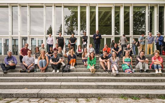 Gruppenbild der Teilnehmenden und der Jury bei der Preisverleihung von Coding da Vinci Saar-Lor-Lux 2020 vor dem Pingusson-Bau, der ehemaligen Französischen Botschaft in Saarbrücken