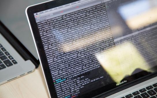 Bildschirm eines Laptops mit Code-Zeilen