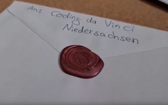 Versiegelter Briefumschlag mit Handschrift "Coding da Vinci Niedersachsen"